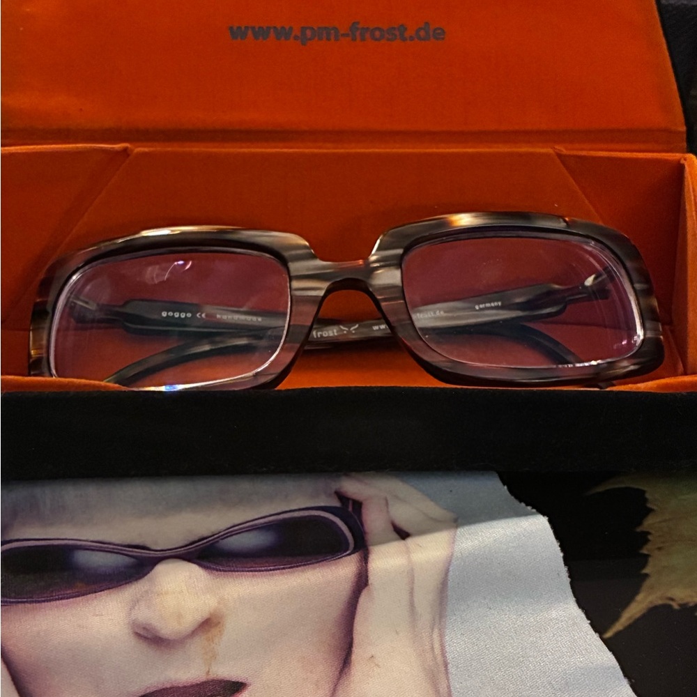 Elegant Tortoiseshell Square Glasses - image 7